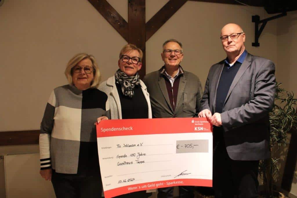 Christel Eppenstein, Beatrix Tappe-Rostalski, Ricco Rostalksi und Peter Traupe halten einen Spendenscheck in der Hand