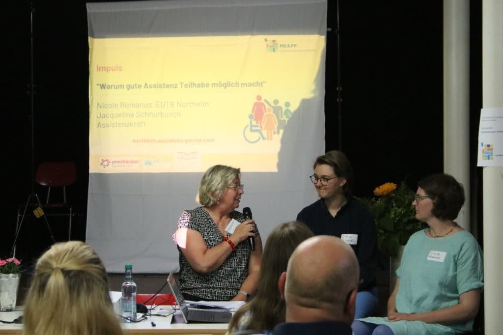 Susanne Grebe-Deppe interviewt Nicole Romanus von der EUTB und ihre Tochter, die sie heute als Assistenz-Kraft begleitet.