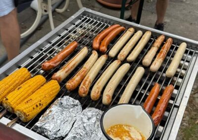 Würstchen auf einem Grill