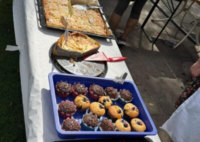 Ein Kuchenbuffet mit Muffins und Kirschkuchen