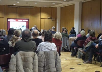 Die Gäste hören dem Vortrag von Björn, der selber im Rollstuhl sitzt, gespannt zu.