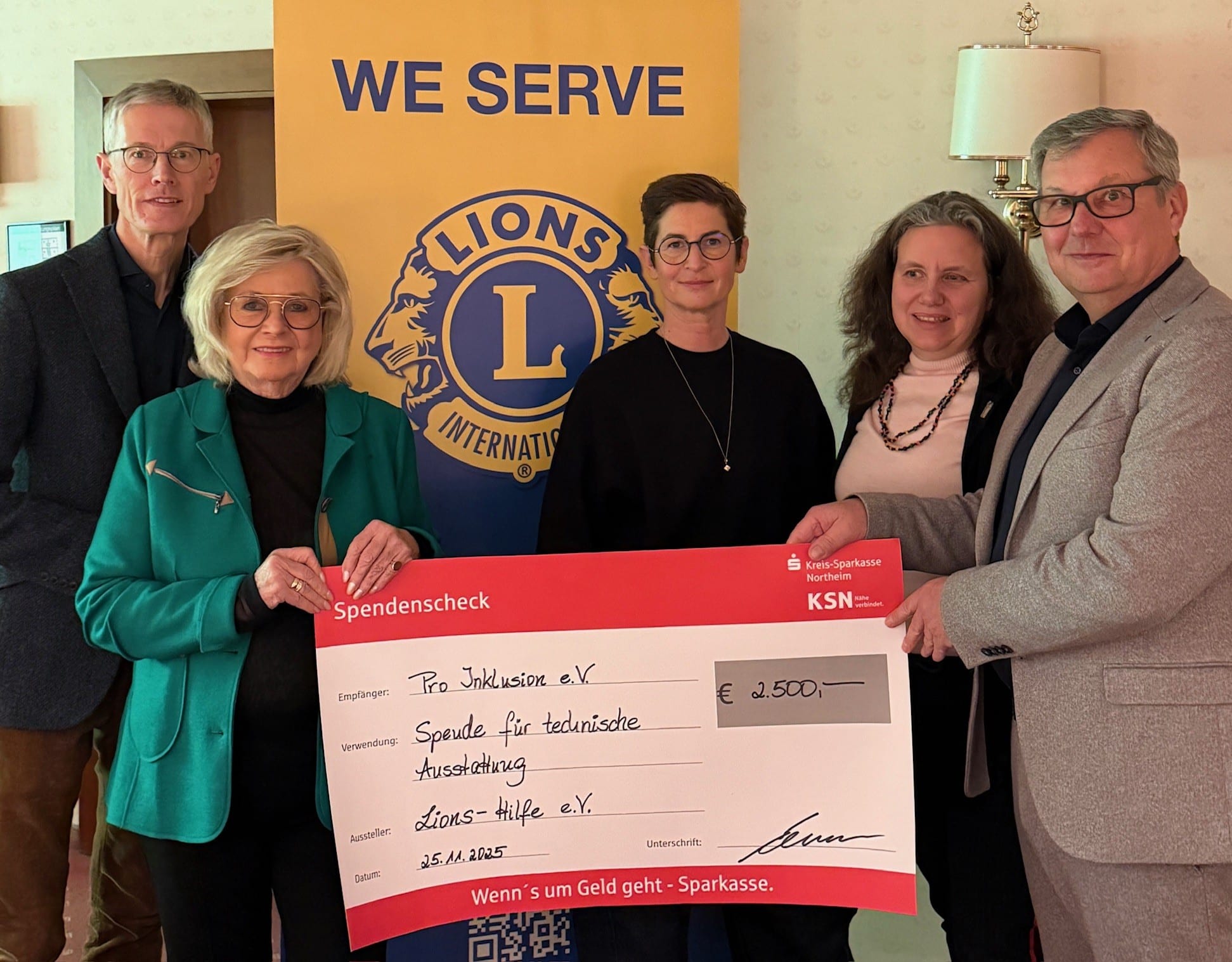 Vertreter des Lions-Clubs Northeim und Vorstandsmitglieder sowie Mitarbeiterin von Pro Inklusion freuen sich über die Spende.